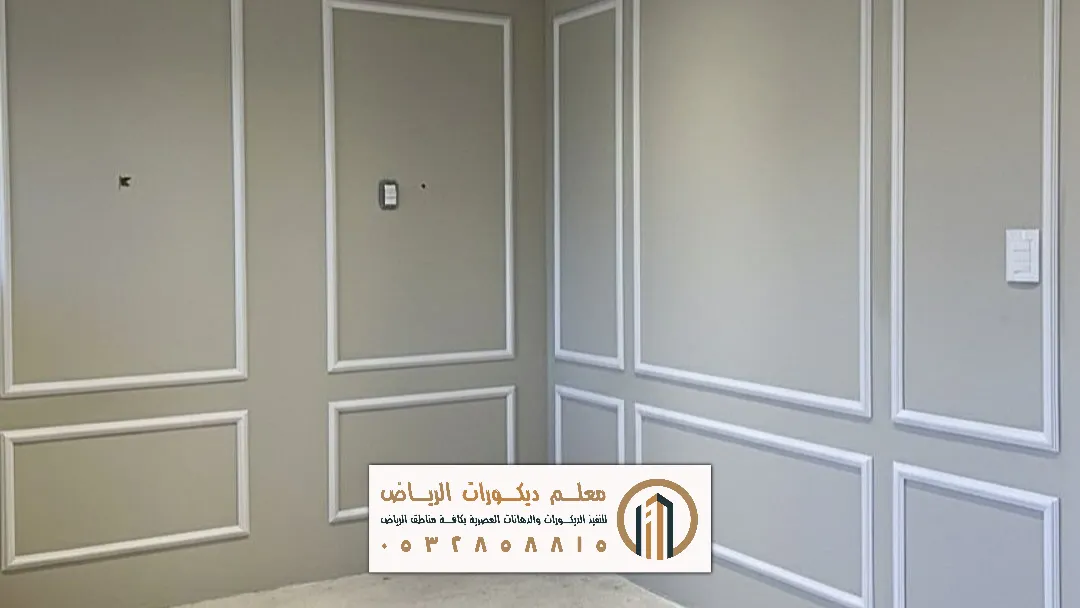 فني تركيب ديكورات فوم للجدران في الرياض